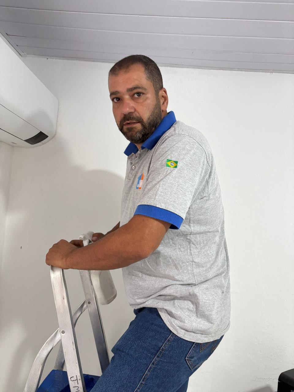 Técnico da JM realizando limpeza de split em residência